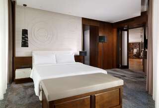 Отель Minsk Marriott Hotel Минск Роскошный люкс с 1 кроватью размера «king-size», видом на реку и доступом в представительский лаундж-4